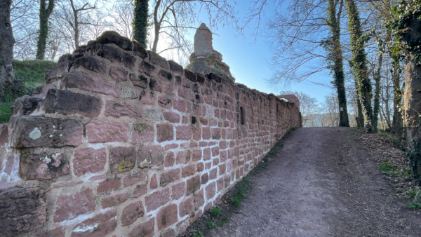 Die rechteckige Vorburg ist nur noch in geringen Resten erhalten. Die Westmauer des Vorwerkes war mit Schlitzscharten durchsetzt, aus denen auf den Torweg wirken konnten. Westmauer des Vorwerks Außenseite