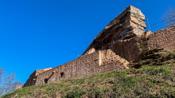 Von dem polygonen Steingebäude auf der Westseite der Unterburg sind nur noch wenige Mauerreste erhalten. Das Mauerwerk wurde während der Restaurierungen im letzten Jahrzehnt vom dichten Efeu- und Gestrüppbewuchs befreit und das Mauerwerk saniert. Die zwei kleine rundbögige Öffnungen dienten möglicherweise der Belüfung des Gewölbekellers und als Lichtöffnungen. Westseite des unterkellerten Steinernen Hauses