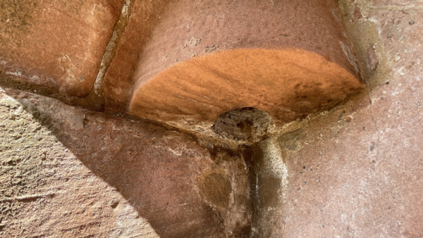 In der inneren Laibung des Inneren Burgtors befindet sich ein Türangelstein für den Torflügel. Türangelstein für Torflügel des Inneren Burgtors