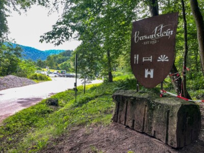 Kostenloser Besucherparkplatz unterhalb der Burg