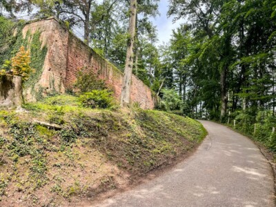 Östlicher Burgweg und Reste der östlichen Ringmauer