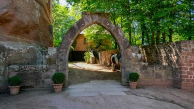 Privat genutzter Nordwestzwinger mit spitzbogigem Zwingertor