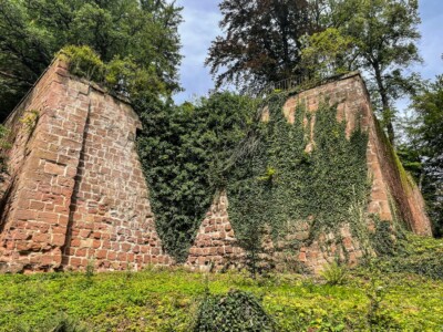 Abknickende Süd- und Stützmauer der Gartenanlage