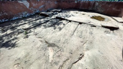 Eingeschrotete Nuten zur Aufstellung eines großen Wurfgeschützes