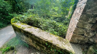 Ovaler Flankierungsturm an der Nordostecke der Burganlage aus NO