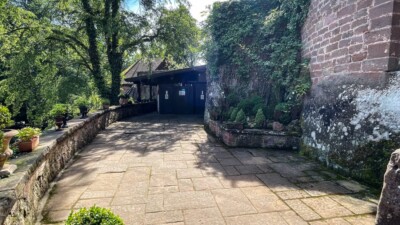 Freiterrasse und Toilettenhaus auf Terrasse der Unterburg