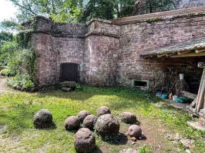 Geschützscharte im Runden Geschützturm und Blidensteine