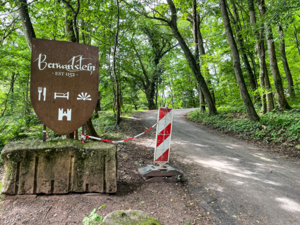 Hinweisschild an Straße unterhalb der Burg