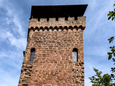 Maueranschlüsse und hochgelegene Pforten in der Schildmauer