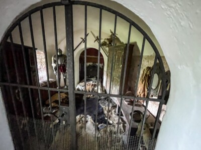 Museale Schlafstube in der Oberburg hinter Gittern