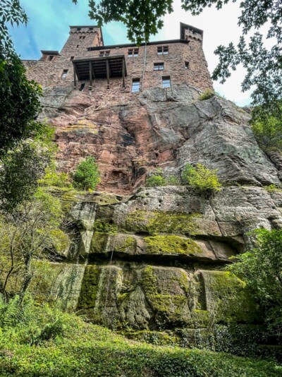 Oberburg in Buckelquaderschale auf Burgfels aus Süden
