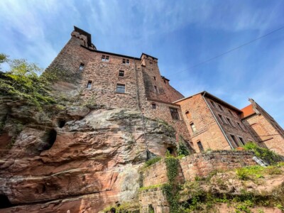 Oberburg mit Buckelquadern und neuzeitlichen großen Fenstern