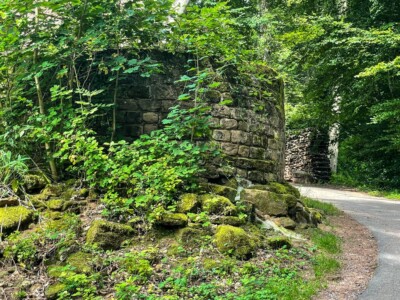 Reste eines Flankierungsturms an der Nordostecke der Burganlage