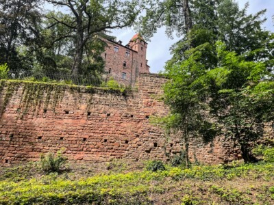 Ringmauer um die östliche Vorburg mit Oberburg im Hintergrund