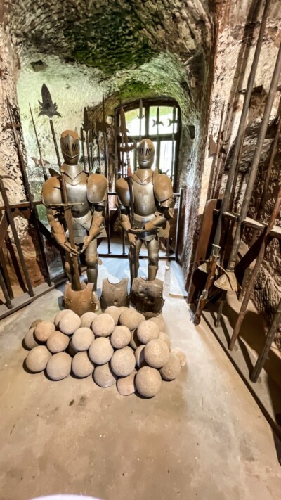 Rüstkammer mit Sammlung von Kanonenkugeln