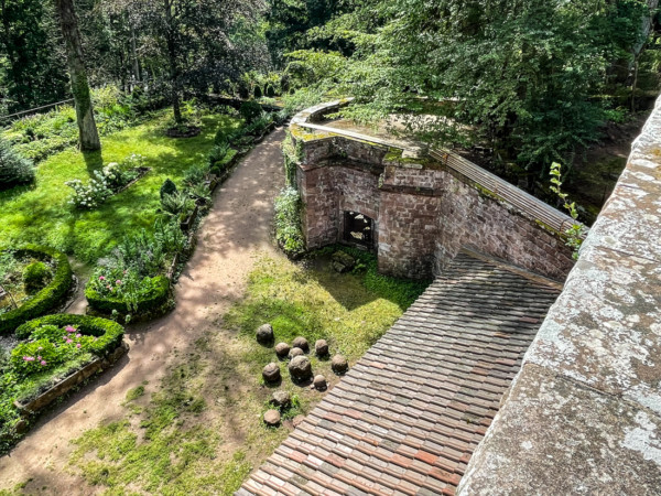 Runder Geschützturm, in die neuzeitliche Gartenanlage kragend