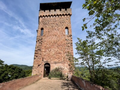 Schildmauer mit neuzeitlichen Fries und Zinnenkranz