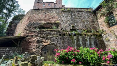 Felssockel der Unterburg mit Balkenlöchern