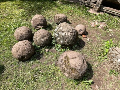 Steinkugeln als Munition für Steinschleudern in der östlichen Vorburg