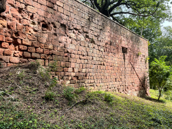 Südliche Mauer des östlichen Vorwerks mit Scharte