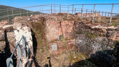 Die Zweckbestimmung dieser Felskammer ist (mir) unklar, es könnte sich um einen Kellerraum oder (wg. der Nähe zum Treppentunnel) um ein Wachlokal gehandelt haben. Ausschrotung zwischen Hof und Wohnbau (Closeup)