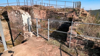 Die Zweckbestimmung dieser Felskammer ist (mir) unklar, es könnte sich um einen Kellerraum oder (wg. der Nähe zum Treppentunnel) um ein Wachlokal gehandelt haben. Ausschrotung zwischen Hof und Wohnbau