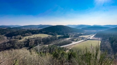 Der Blick nach Südwesten gibt Aufschluss über die strategische Bedeutung der Falkenburg: Sie überwachte das Queichtal und die "Salzstraße" (heutige B10) vom Lothringischen nach Speyer. Blick von der Falkenburg auf die Bundesstraße B10 nach Südwesten