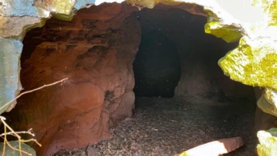 Auf der Südseite befindet sich eine künstlich erweiterte Felshöhle. Ob sie in einem Zusammenhang mit der Burg steht, ist unklar. Jedenfalls diente sie im 2. Weltkrieg für eine sichere Lagerung von FLAK-Munition für ein auf der Burg in Stellung gebrachtes FLAK-Geschütz. Blick in die Felshöhle auf der Südseite des Burgfelsens