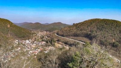 Das zur VG Hauenstein gehörige Wilgartswiesen wurde bereits 828 urkundlich erwähnt. Namensgebend war die Wilgartaburg, eine der frühesten Burgen der Pfalz, die Ende des 13. Jh. vermutlich zugunsten der Falkenburg aufgegeben wurde. Blick von der Falkenburg auf Wilgartswiesen