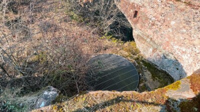 Neben dem Brauchwasser aus der Zisterne am Bergfried verfügte die Oberburg auch über einen Zugang zu Frischwasser aus einem gebohrten Brunnen, der 80 - 100 Meter tief gewesen sein soll und gem. Inventar von 1600 ein Laufrad besessen haben. Brunnen der Oberburg