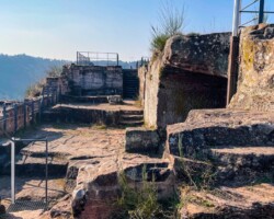 Blick vom südöstlichen Ende der Oberburg nach Westen. Rechts führt eine Treppe zum neuzeitlichen Flaggenmast, möglicherweise war das ein Aufgang in den oberen Wohnbereich. Falkenburg, 1680 von französischen Truppen des General Montclar gesprengt