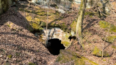 Auf der Südseite befindet sich eine künstlich erweiterte Felshöhle. Ob sie in einem Zusammenhang mit der Burg steht, ist unklar. Der Eingang wurde mit Mauerwerk verengt. Jedenfalls diente sie im 2. Weltkrieg für eine sichere Lagerung von Munition für ein auf der Burg in Stellung gebrachtes FLAK-Geschütz. Felshöhle auf der Südseite des Burgfelsens