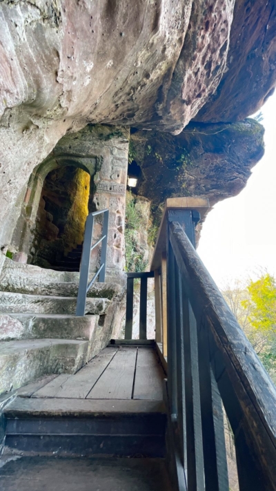 Durch eine gemauerte rundbogige Pforte gelangt man durch einen Treppentunnel zur Oberburg. Rechts oben ist die Kommunikationsöffnung der Torwache zu erkennen, Felspforte zur Oberburg