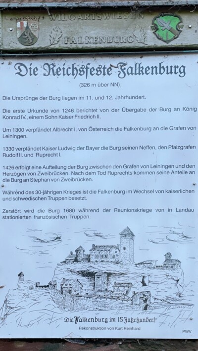 Wer den steilen Aufstieg zur Falkenburg bewältigt hat, kann sich im Bereich der hinteren östlichen Unterburg über die Burggeschichte informieren und dabei einen der seltenen Rekonstruktionsvorschäge zur Burg studieren. Informationstafel zur Burggeschichte in der Unterburg