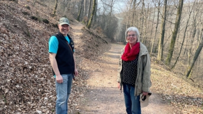Vera Ulrich und Patrick Liebelt von der G-IG, den Gästeführern Südwestpfalz, während des gemeinsamen Besuchs der Falkenburg am 23.3..2022. Mit den Gästeführern auf dem Weg zur Falkenburg