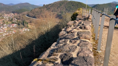 Diese Aufmauerung wurde bei Restaurierungen neu aufgebaut. Am Bildrand links liegt Wilgartswiesen. Nördliche Außenmauer der Oberburg