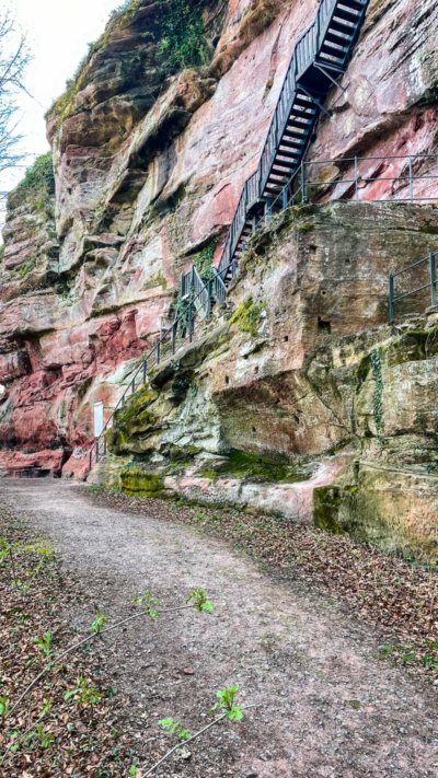 Das in der Teilungserklärung von 1427 aufgeführte sog. Ritterhaus war der größte Bau der Unterburg. Er besaß einen ebenerdigen Keller, erkennbar an den Aushöhlung des Felsblocks zur Schaffung von zusätzlicher Lagerfläche, und darüber weitere zwei Wohngeschosse. Der Holztreppenaufgang zur Oberburg führte durch dieses Haus,. Platz des abgegangenen Ritterhauses