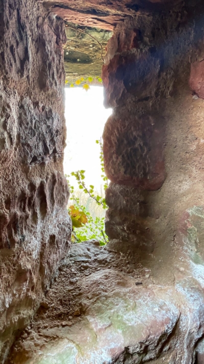 Im Treppentunnel hinter der Pforte zur Oberburg befindet sich talseitig eine hochrechteckige Schlitzscharte, die als Lichtöffnung, aber auch für den Einsatz der Arbrust taugte. Da der Schartenboden nicht abgesenkt ist (Typ: Senkscharte"), konnte die Unterburg von hier aus nicht bestrichen werden. Schlitzscharte im Tortunnel