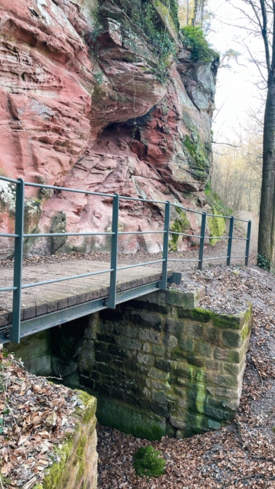 Der Besucher erreicht nach dem teilweise steilen Aufstieg die Burg aus Nordwesten und gelangt an den überbrückten Graben vor der ehemaligen Toranlage. Dieser Bereich wurde in den 2010er Jahren umfangreich restauriert. Davor konnte man auf dem Felsgrund des Weges noch tiefe, von Fuhrwerken verursachte, Fahrrillen sehen. Torgraben mit neuzeitlicher Brücke