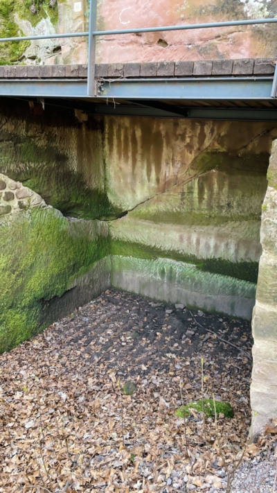 Der schmale Weg zur Unterburg an der Nordseite des Felsens führte früher über einen 4 Meter breiten Graben, der mit einer Zugbrücke überspannt war. Torgraben, ehemals durch Zugbrücke gesichert