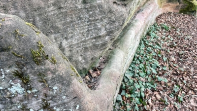 In den Fels gehauene Wasserrinnen führten ablaufendes Regenwasser in die beiden Viehtröge hinter der Toranlage. Wasserrinnen sichern ablaufendes Regenwasser in Zisternen
