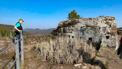 Eine in den Fels gehauene Zisterne an der Westseite des Bergfrieds war vermutlich überdacht, wovon die Balkenlöcher im Felsstumpf zeugen. Gespeist wurde die Zisterne von Regen- und abfließendem Dachwasser, das über mehrere leicht abschüssige Wasserrinnen in der planierten Felsfläche zur Zisterne geleitet wurde. Die Zisterne wurde in der Teilungserkärung von 1427 nicht aufgeführt, sie entstand also wohl erst danach. Zisterne westlich des Bergfrieds