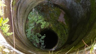 Eine Aufnahme aus dem Jahr 2013 belegt, dass es sich bei der Öffnung im niedrigeren Plateau der westlichen Oberburg um eine gebohrten Brunnen handelt und nicht um eine Lastenaufzugsröhre, wie Bernges zur Diskussion stellt. Brunnenschacht in der Oberburg (Foto 2013)