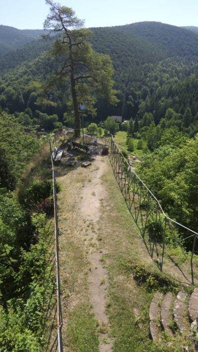 Auf der Ostseite der Burganlage findet sich ein schmales langgezogen und auf 3 Seiten steil abfallenden Plateau. Seine Breite verengt sich von 20 auf 6 Meter zur Talseite. Vermutlich standen hier einst kleinere Holzbauten der Vorburg bildeten. Felszunge der Vorburg im Osten der Burganlage