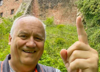 Das Gebäude oberhalb der Stützpfeiler ist die neue Burgschänke. Unterhalb der Burg Spangenberg (Selfie)