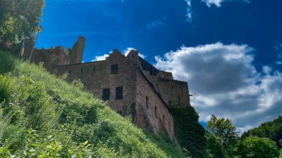 Die Burgschänke von 1979/80 begrenzt die Burganlage im Nordwesten. Original erhalten sind noch die drei Strebepfeiler an der Außenseite zur Sützung der alten Zwingermauer. Letzte Kehre vor Erreichen der Unterburg Spangenberg