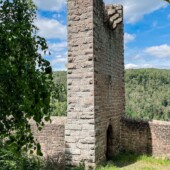 Die im 14. Jh. errichtete Mittelburg wurde nach außen durch eine Schildmauer gesichert. Deren Abmessungen: Länge = 6,80 m, Tiefe = 1,75 m, Höhe = 10,20 m. Die drei Konsolsteine im oberen Bereich markieren den Sockel einer Pechnase. Der Zinnenkranz auf der oberen Plattform ist nicht mehr erhalten. Spangenberg Schildmauer
