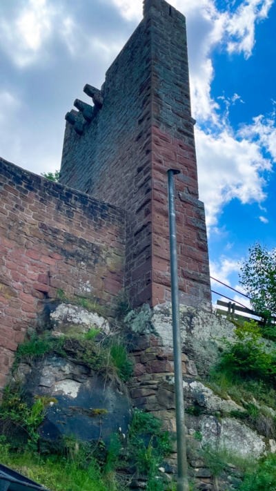 Die äußere Schildmauer wurde im beginnenden 14. Jh errichtet und ist heute noch weitgehend erhalten. Äußere (jüngere) Schildmauer der Mittelburg mit Konsolsteinen der Pechnase