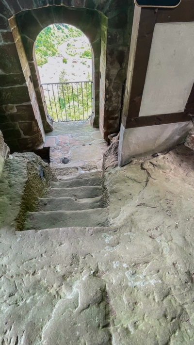 Durch die rundbogige Pforte führte bis 1500 der einzige Weg in die Oberburg. Über eine Felsentreppe ging ist hinauf zur Zisterne und dem Wohnbereich, direkt links der Pforte ging es treppabwärts in den Küchen- und Lagerbereich in einem langgestreckten tonnengewölbten Keller. Alter Zugang zur Oberburg (Innenseite)