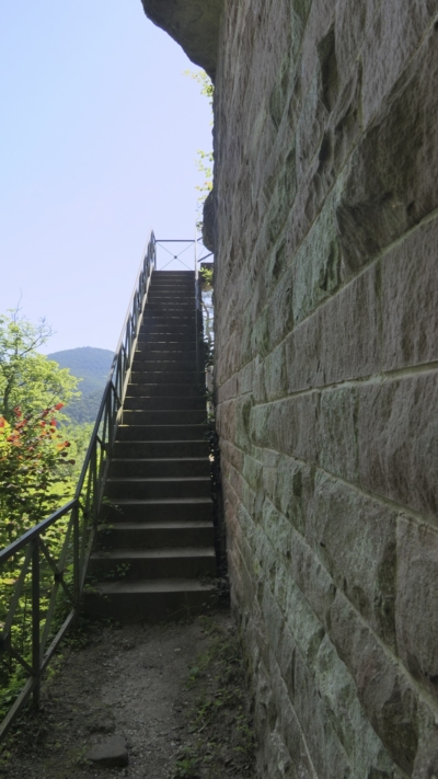 Der Weg auf die Oberburg führt heute über eine modene Betontreppe. Der Burgfels auf der Nordseite ist hier verkleidet. Auf den Oberburgfels führende Betontreppe